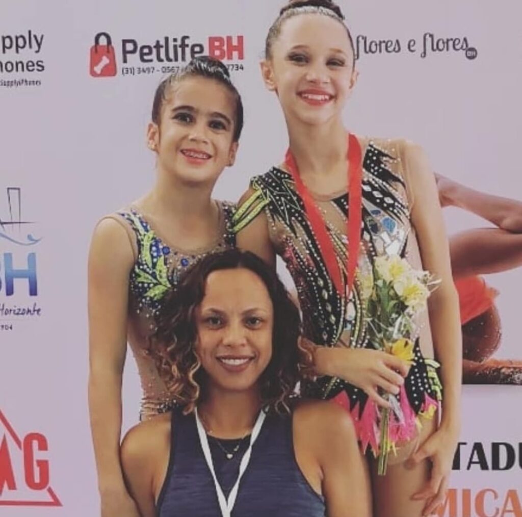 A técnica Daniela Oliveira com as ginastas Julia Santos e Letícia Carvalhais