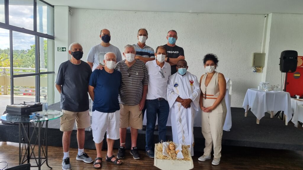 Diretores e conselheiros do Clube Belo Horizonte com o celebrante Padre Gilson de Oliveira Filho