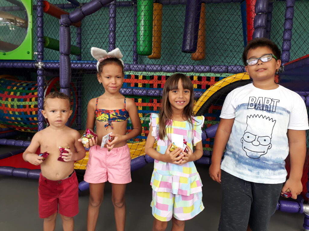 Na foto: os irmãos Antônio Dutra (3) e Sofia Dutra (7) e os irmãos Maria Clara Santiago (6) e Mateus Santiago (9).