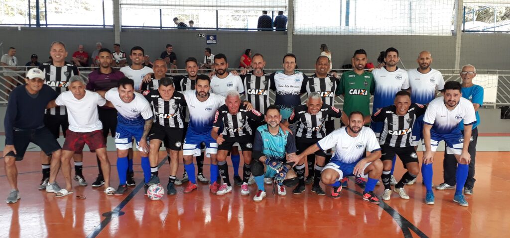 A seleção do Cifutsal 2022 e os ex-jogadores profissionais de Futsal juntos com o presidente do CBH, Almir Caixeta, gestão CBH em Frente, e Elso Gomes, colaborador do CBH.