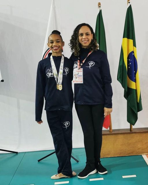 Náthely Marcelle Souza e Silva e a treinadora de Ginástica Rítmica do CBH, Daniela Oliveira