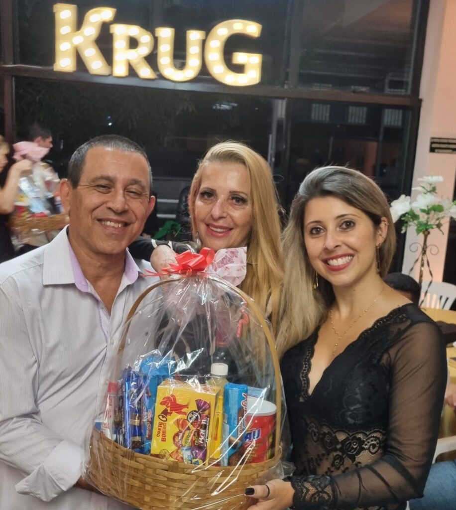 O casal Luciene Adila e Geraldo Roberto e a filha Grazielle, sorteados com uma cesta de doces