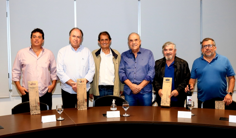 Marcolino, presidente da Fecemg (de camisa social azul), ao centro, entre o presidente do CBH, Almir Caixeta, e o diretor Secretário Suplente, Cláudio Aguiar