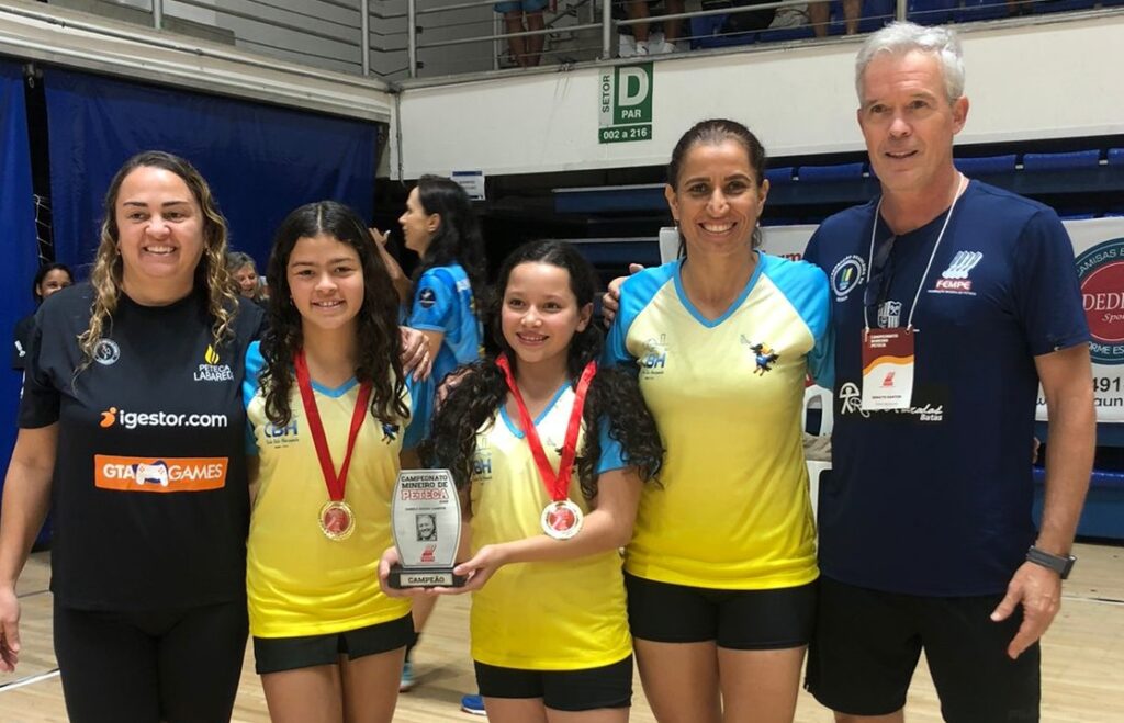 1º lugar na categoria mirim: Luma e Laura (ao lado da mãe Regina, também campeã)