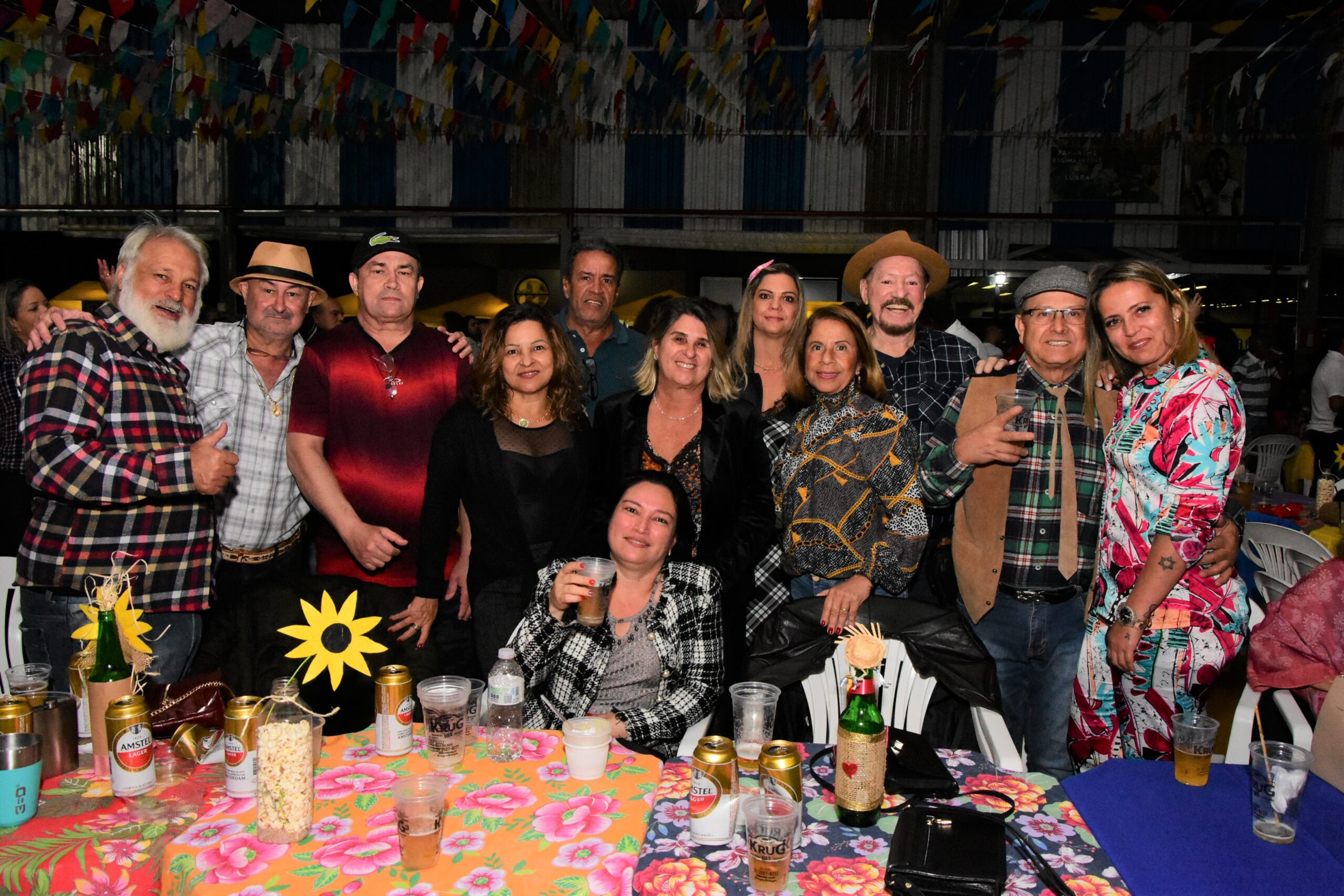 Veralice Trópia (quarta da dir. pra esq.) matou saudade da festa com uma turma de amigos