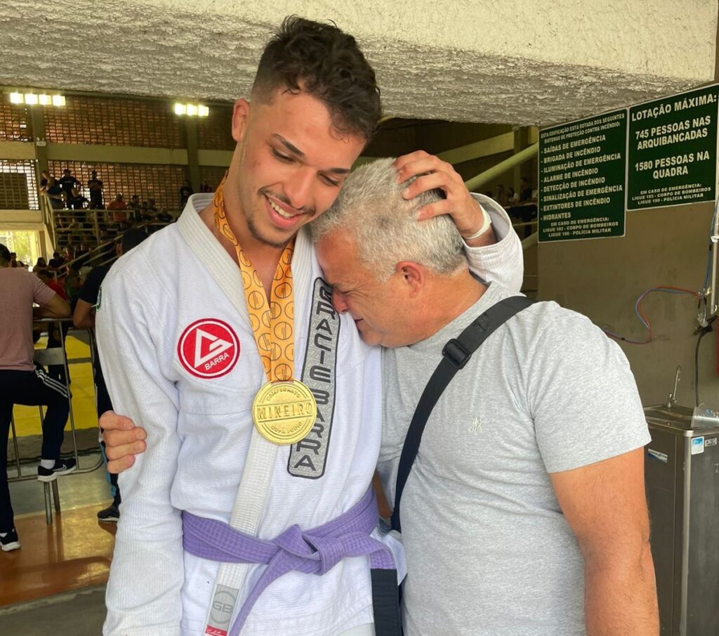 O sócio Ian Lucca de Oliveira Coura, comemorando a vitória do Campeonato Mineiro de Jiu-Jitsu - Oficial Copa Podio com seu tio Anderson Luiz.
