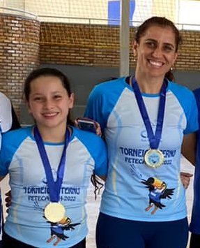 Laurinha ao lado de sua mãe, Regina Ferraz, campeãs na Categoria Prata