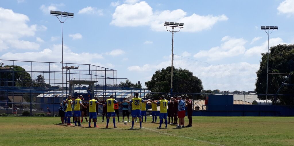 Momento da oração pelo jogador Jailson de Oliveira