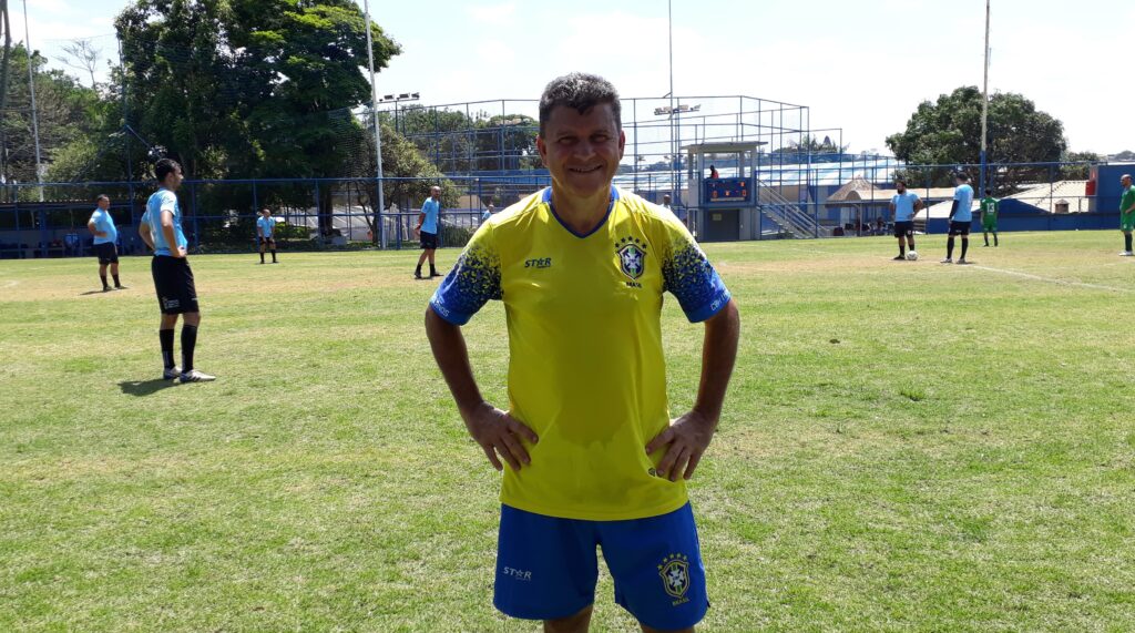 Antonio Ferreira (Toninho), meio-atacante do time do Brasil e parte da comissão sendo o coordenador de futebol