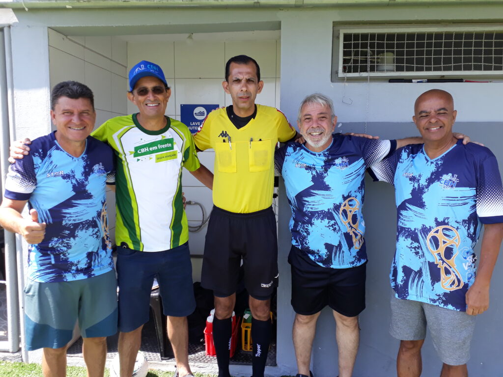 Antonio Ferreira (Toninho) ao lado do presidente do Clube, gestão CBH em frente, Almir Caixeta, seguido do árbitro Ronei Cândido (CBF), de Lairson de Assis e de Jorge, da comissão organizadora do Cifuca Copa do Mundo 2022