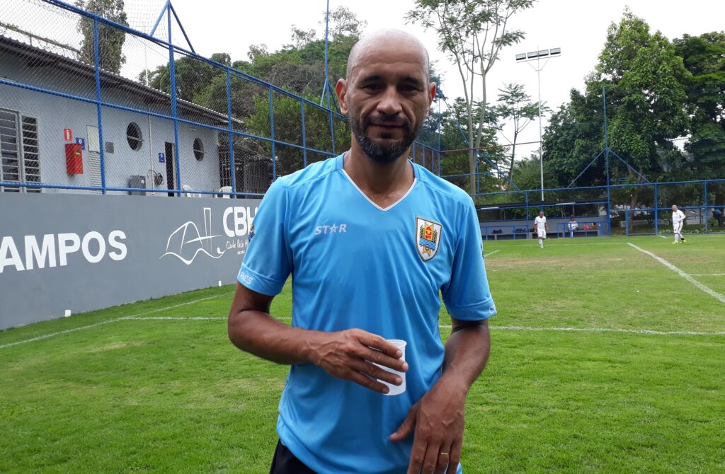 Junio Osmar, do time do Uruguai