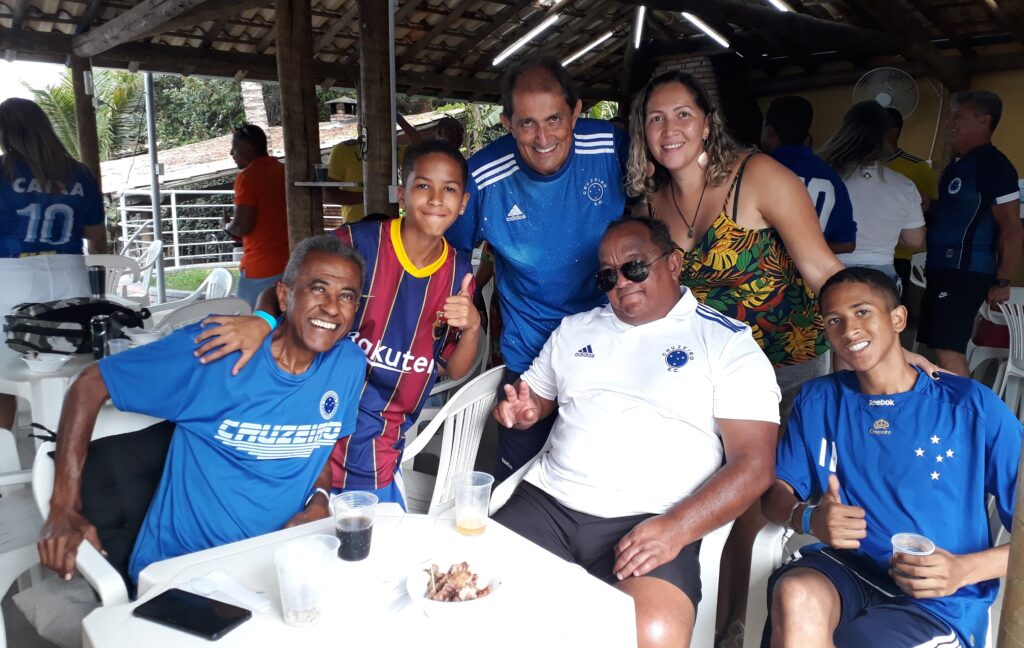 Pelezinho e sua família ao lado do presidente do Clube Belo Horizonte na gestão CBH em frente, Almir Caixeta.