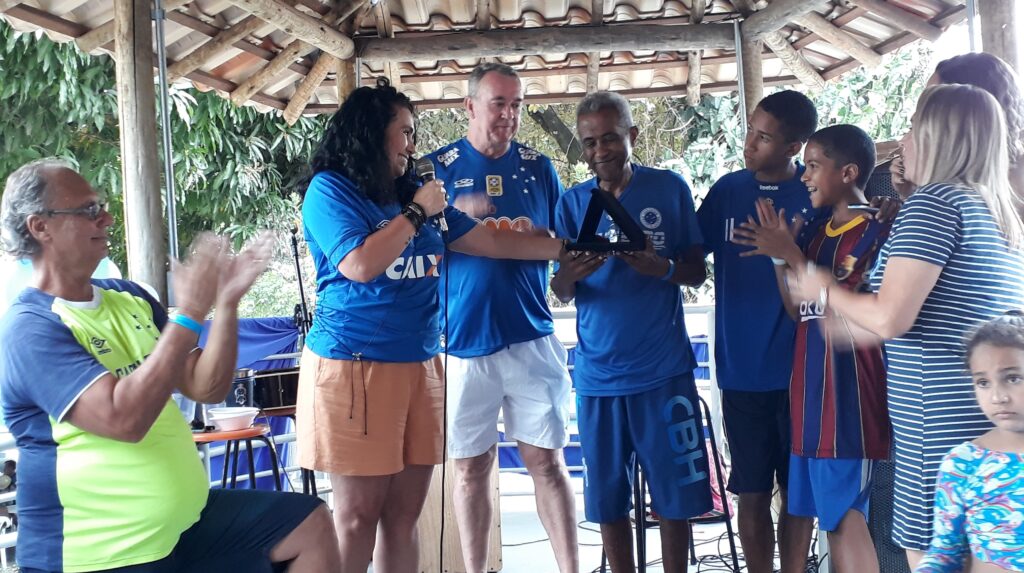 Pelezinho recebendo a homenagem