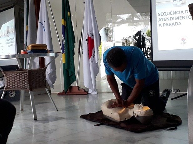 Colaborador fazendo uma ressuscitação cardiopulmonar