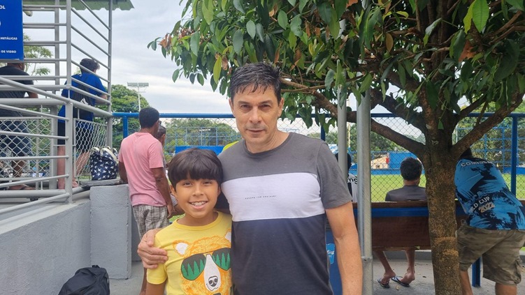 Paulo Henrique de Siqueira, do time do Brasil, com o filho Davi, que sonha em ser narrador de futebol
