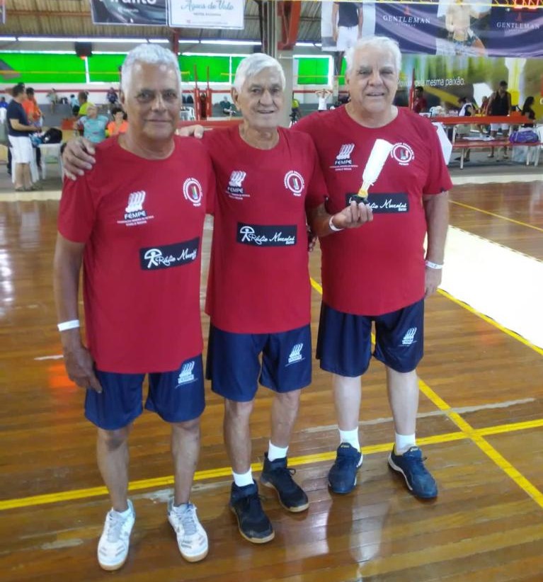 Oswaldo, no meio, atleta do CBH. Campeão categoria 70+