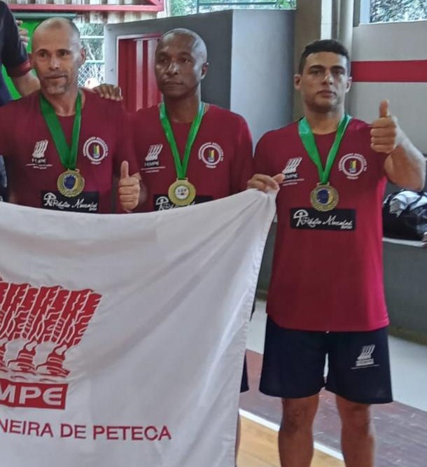 Na esquerda temos o Andiara, atleta CBH, que ficou em terceiro lugar na categoria 50+