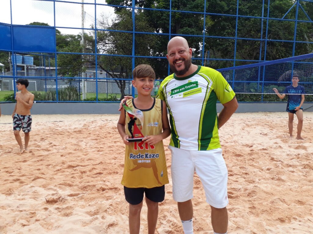Bernardo (12) ao lado do coordenador de futevôlei, Márcio Lopes