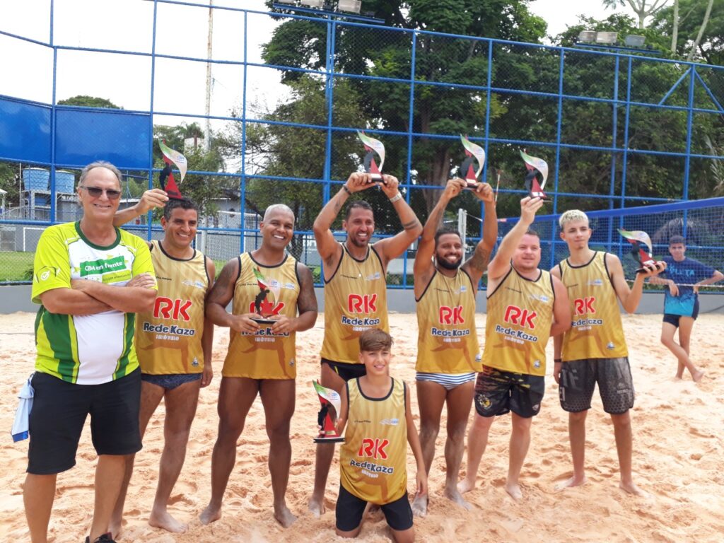 O diretor de Esportes, Rui César, com as duplas ganhadoras