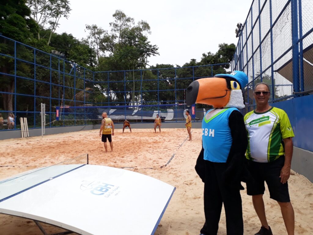 Nosso mascote Tucano ao lado do diretor de Esportes, Rui César