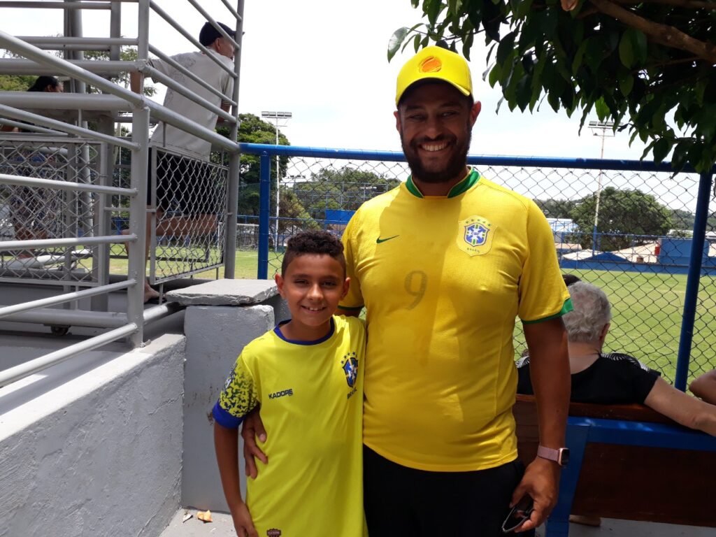 Lucas Valadares (Luquinha), zagueiro do time do Brasil na categoria Mirim e o seu pai, Ricardo Marinho, conhecido como Sorriso