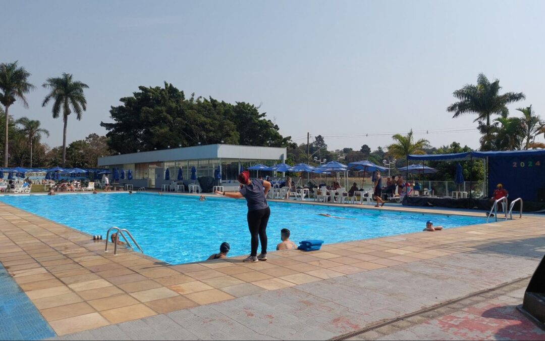 CBH oferece aulas de natação gratuitas para sócios